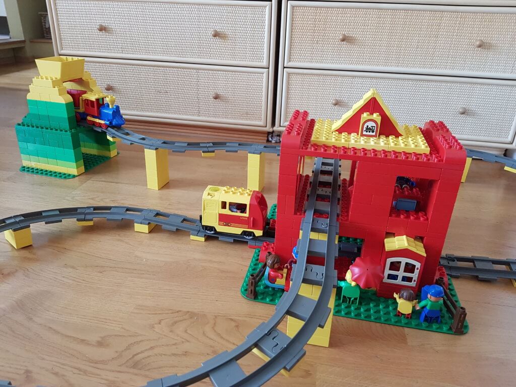 Duplo zweistöckiger Bahnhof