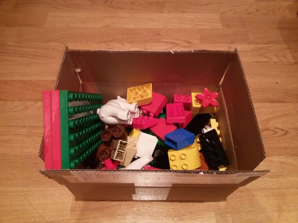 Kiste mit neuen Duplo Bausteinen